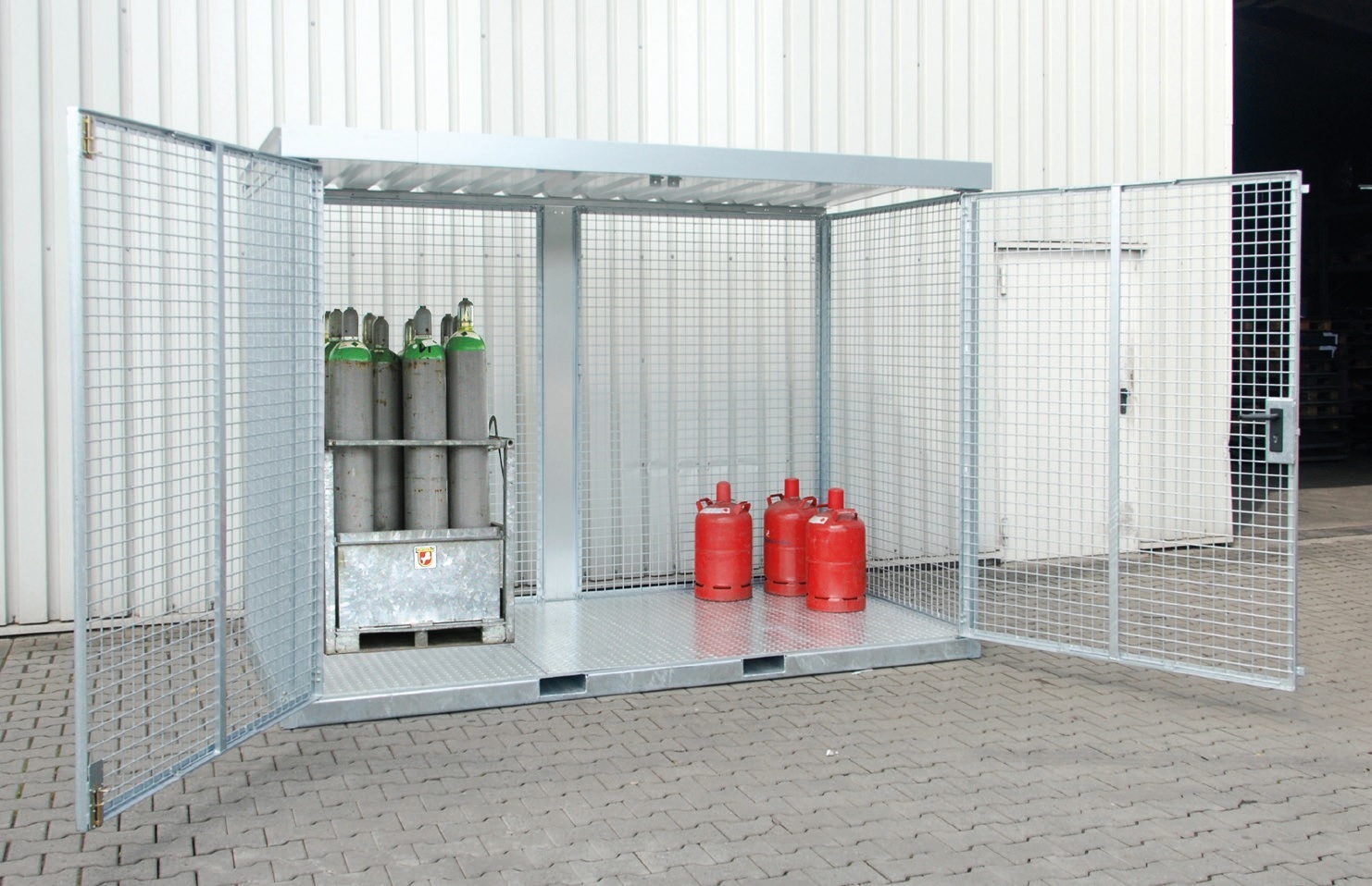 Gasflessen container met traanplaatbodem